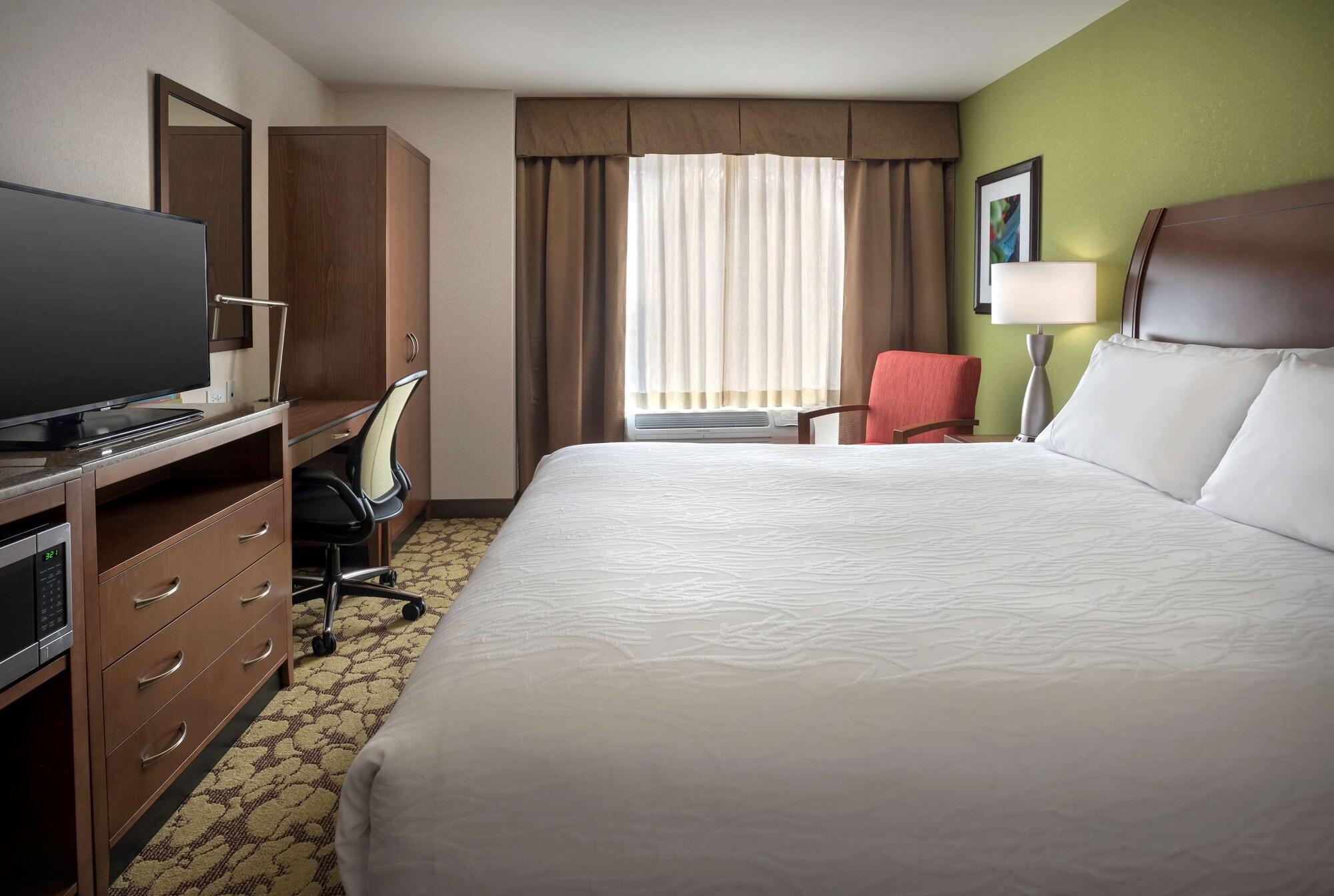 Hilton Garden Inn Chicago Downtown Riverwalk Exterior photo