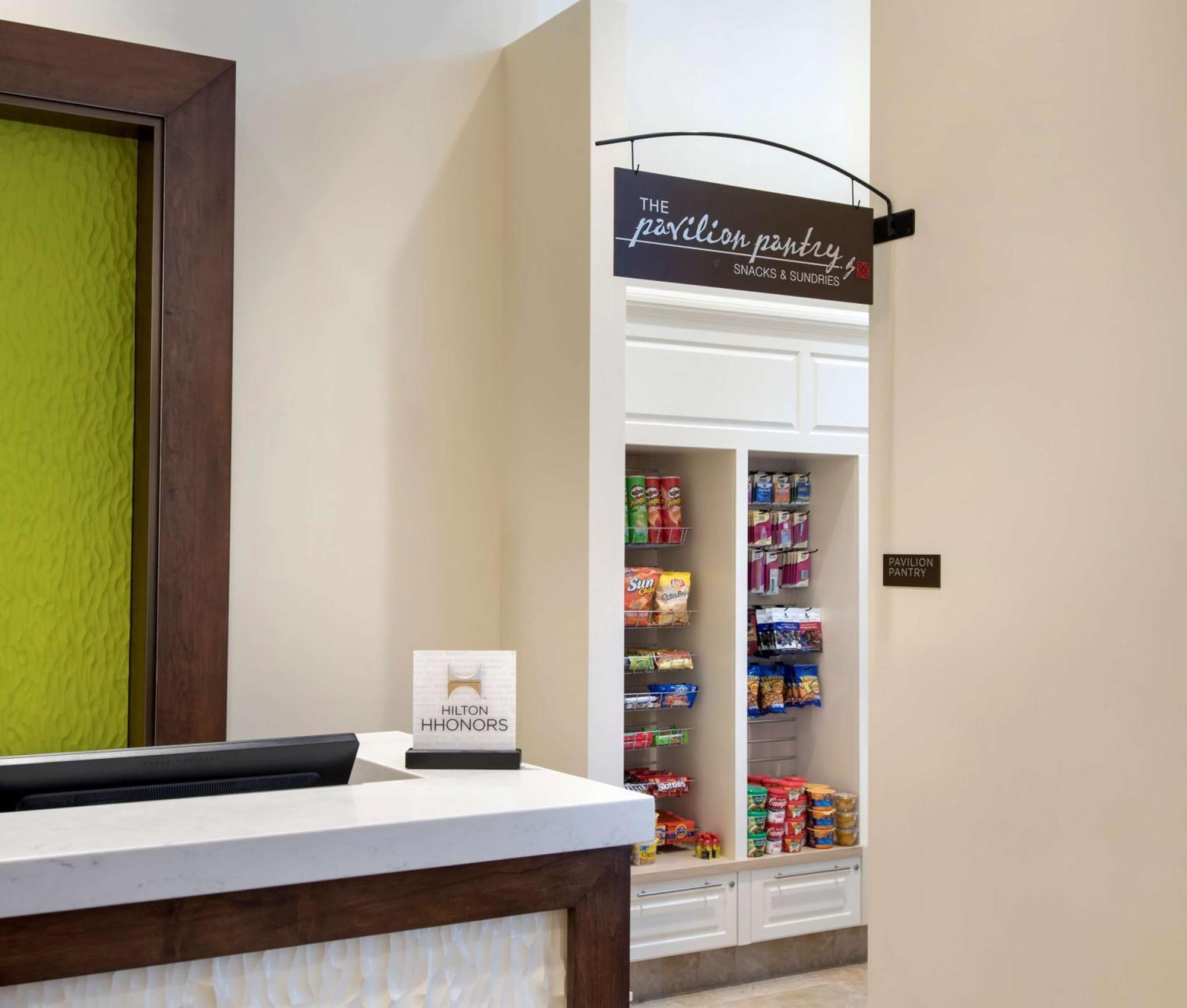 Hilton Garden Inn Chicago Downtown Riverwalk Exterior photo