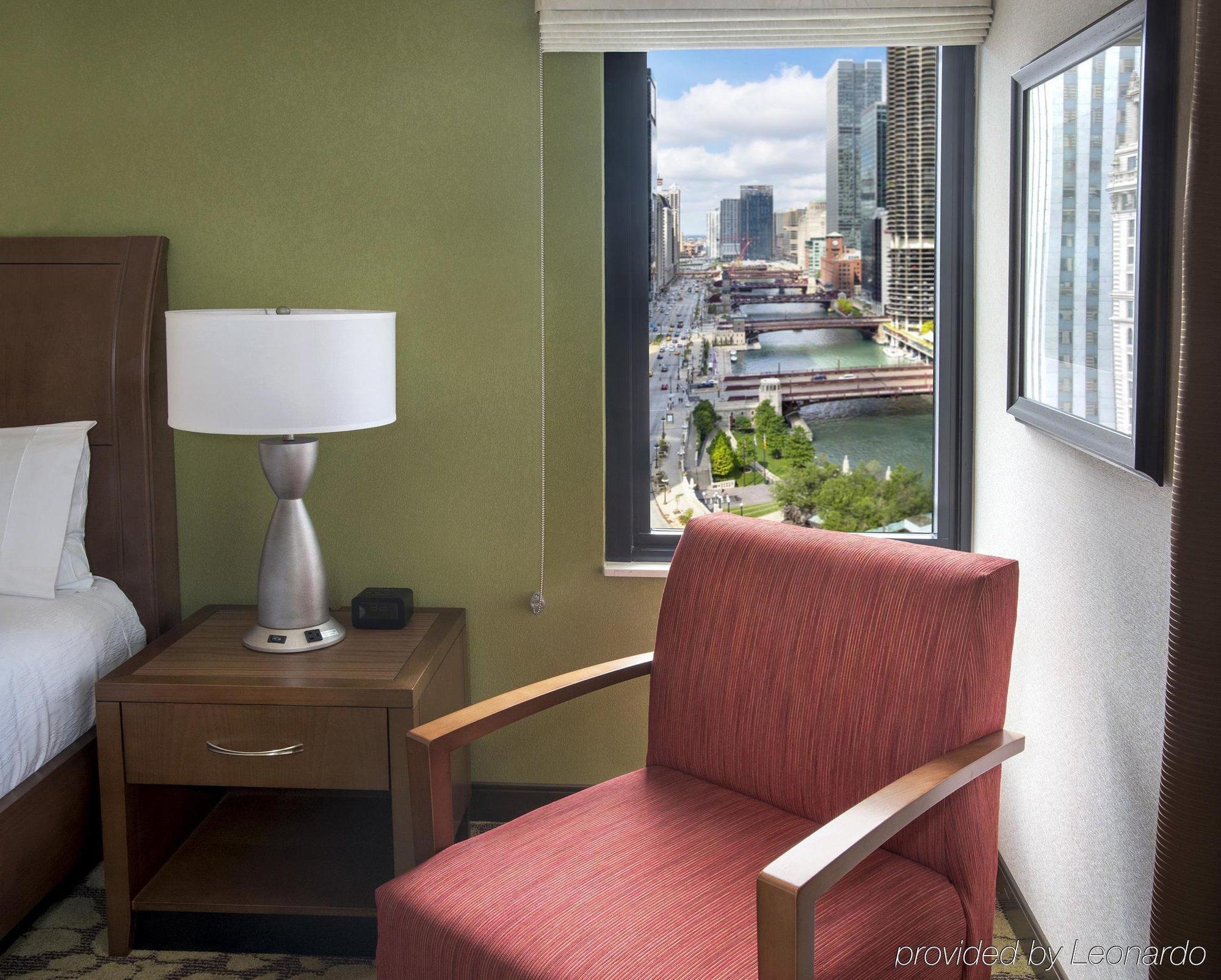 Hilton Garden Inn Chicago Downtown Riverwalk Exterior photo