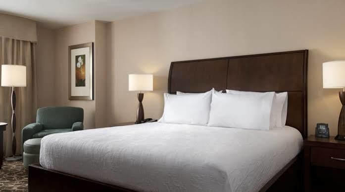 Hilton Garden Inn Chicago Downtown Riverwalk Exterior photo